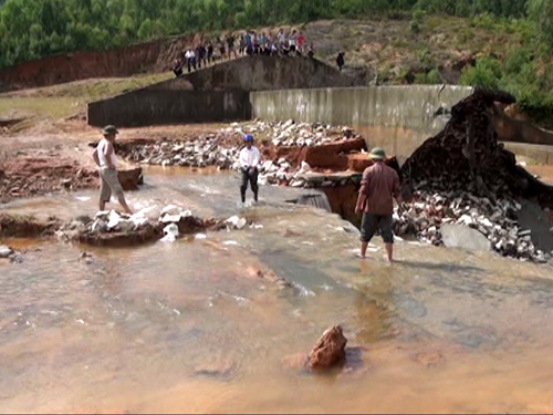 Đập tràn xả lũ hồ Hoàng Tân tại Tuyên Quang bị vỡ.